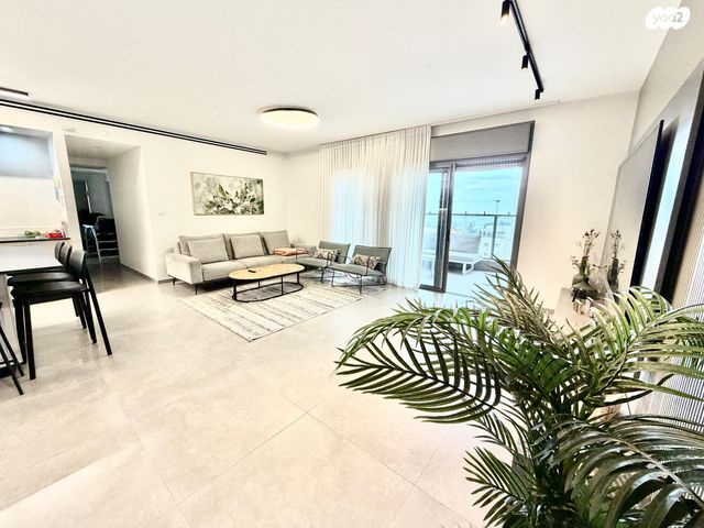 y2_3_QyrVSzD53G_20251215